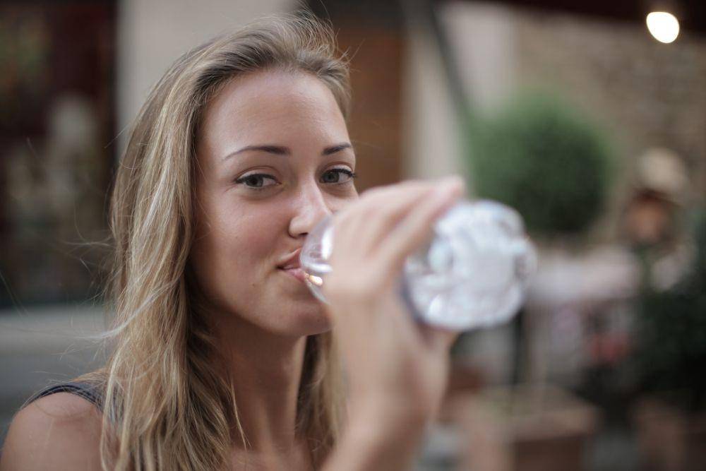 ilustrasi cewek minum air putih (pexels.com/@olly)