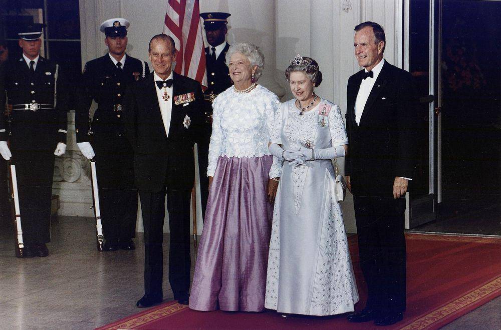 Presiden dan Ny. Bush mengadakan Makan Malam Kenegaraan untuk Ratu Elizabeth II dan Pangeran Philip dari Inggris Raya di Gedung Putih pada 14 Mei 1991. (commons.wikimedia.org/Biddle, Susan/Nara Record)
