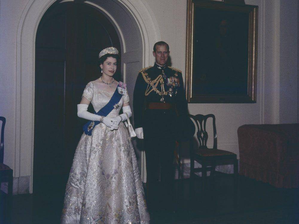 potret Ratu Elizabeth mengenakan mahkotanya dengan Pangeran Philip (commons.wikimedia.org/BiblioArchives/LibraryArchives)
