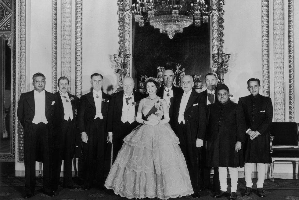 Potret Ratu Elizabeth II bersama tujuh perdana menteri Persemakmuran dan dua menteri keuangan dalam Konferensi Ekonomi di London. (commons.wikimedia.org/Unknown author)