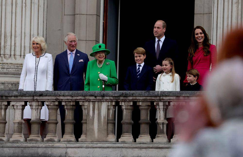 Potret Elizabeth II dan keluarganya dalam Platinum Jubilee 2022 di Istana Buckingham. (commons.wikimedia.org/Number 10)