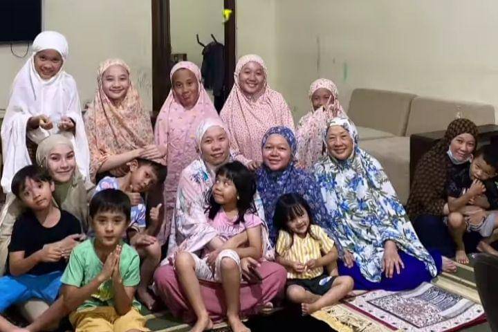 potret tarawih perdana keluarga Zaskia Adya Mecca (instagram.com/zaskiadyamecca)