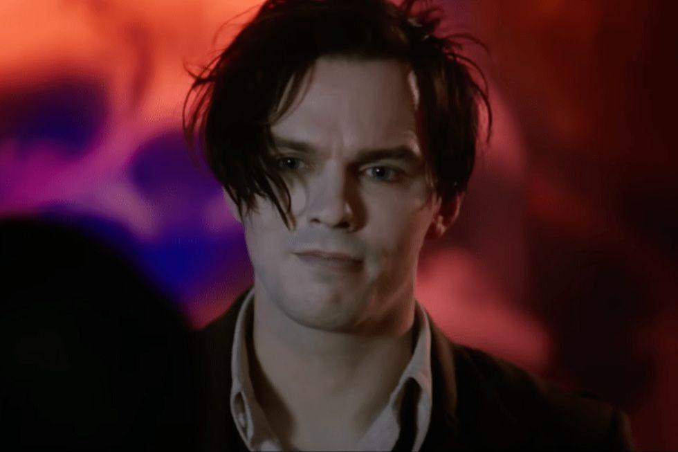 10 Transformasi Peran Nicholas Hoult, dari Zombi hingga Antek Drakula