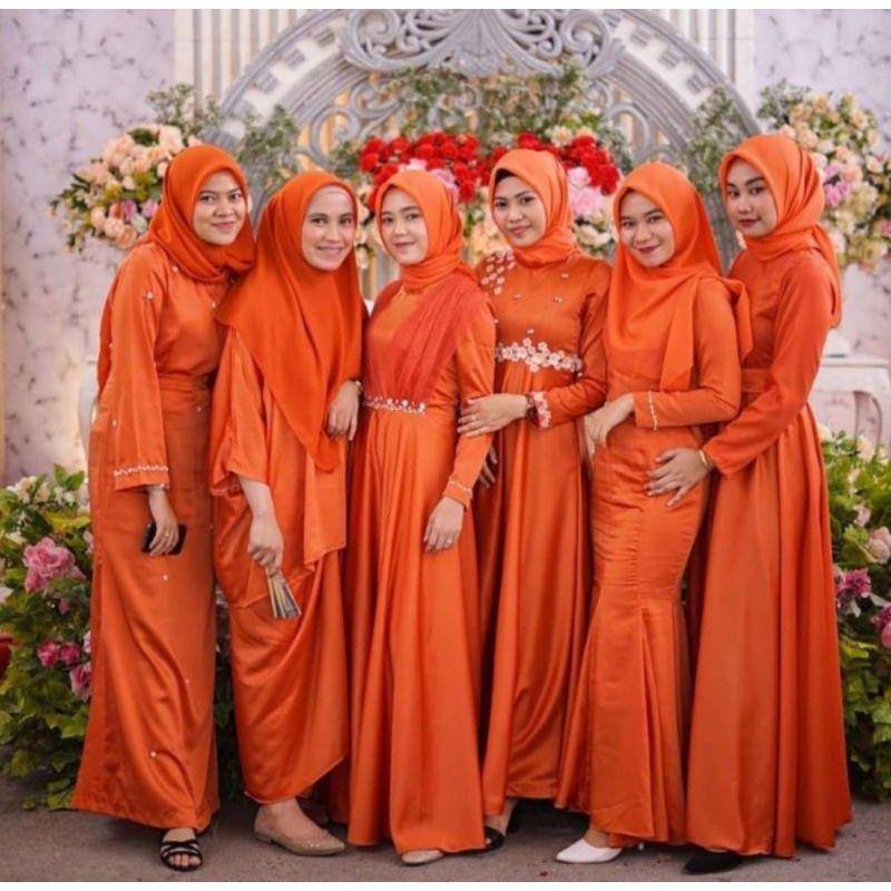 Seragam bridesmaid oranye (instagram.com/kondanganootd)
