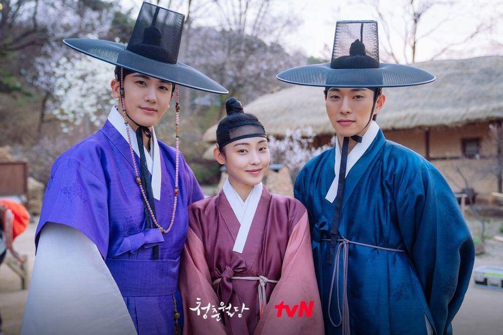 para pemain drama Our Blooming Youth di balik layar (instagram.com/tvn_drama)