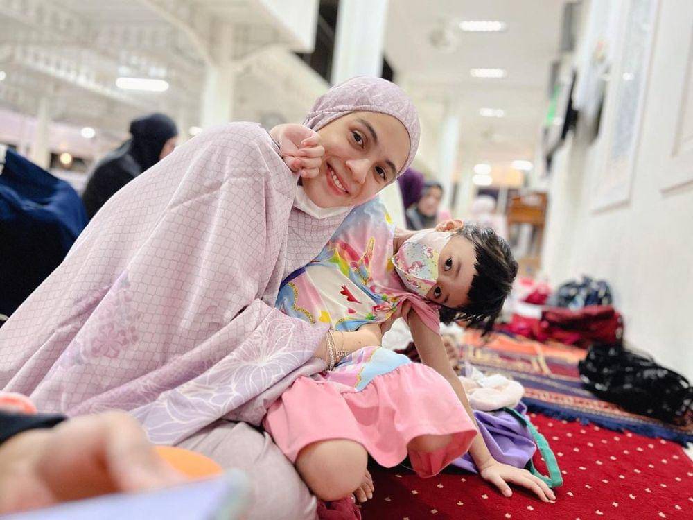 potret tarawih perdana Nycta Gina (instagram.com/missnyctagina)