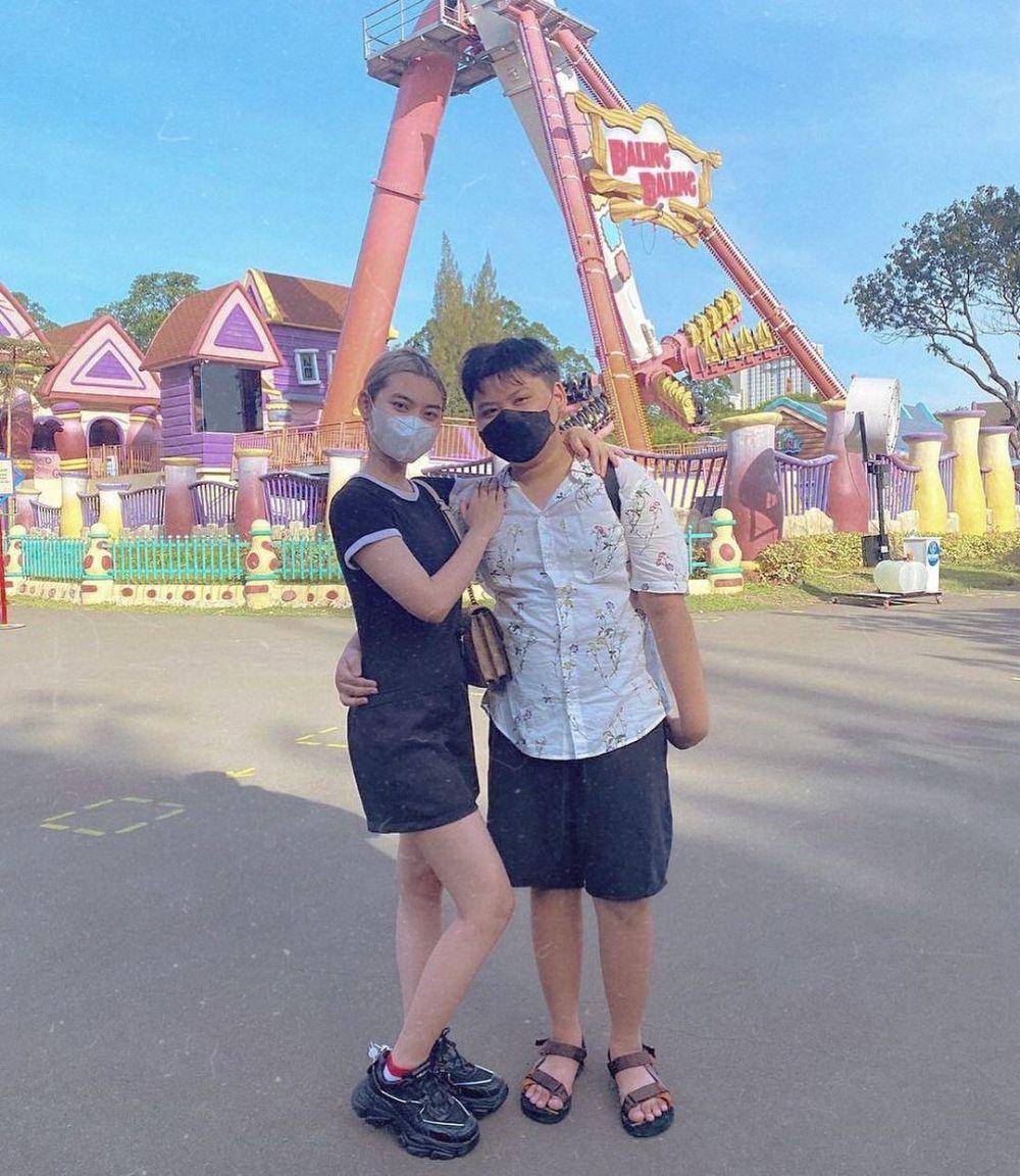 OOTD nongkrong ala Cesen (instagram.com/ceseniy)
