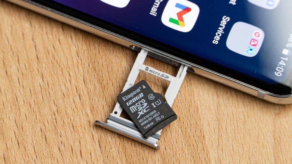 ilustrasi slot microSD (dok. PhoneArena)