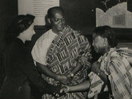 Potret Ratu Elizabeth II menyapa Ibu Gbedemah bersama Tuan K.A. Gbedemah, Menteri Perdagangan dan Industri (tengah), di Gold Coast Stand, British Industries Fair, 1953. (commons.wikimedia.org/The National Archives UK)