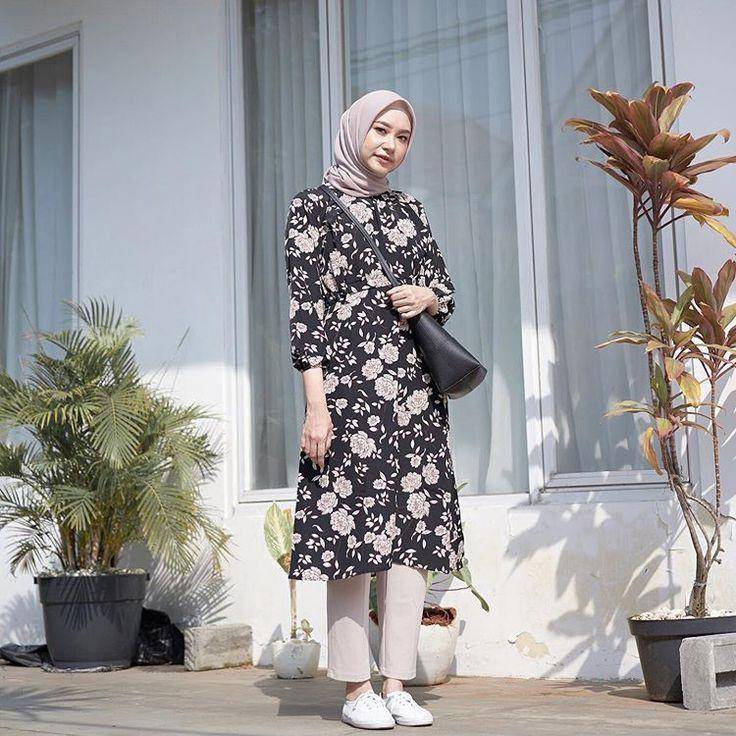 Style tunik floal (instagram.com/ootdhijabmonochrome)