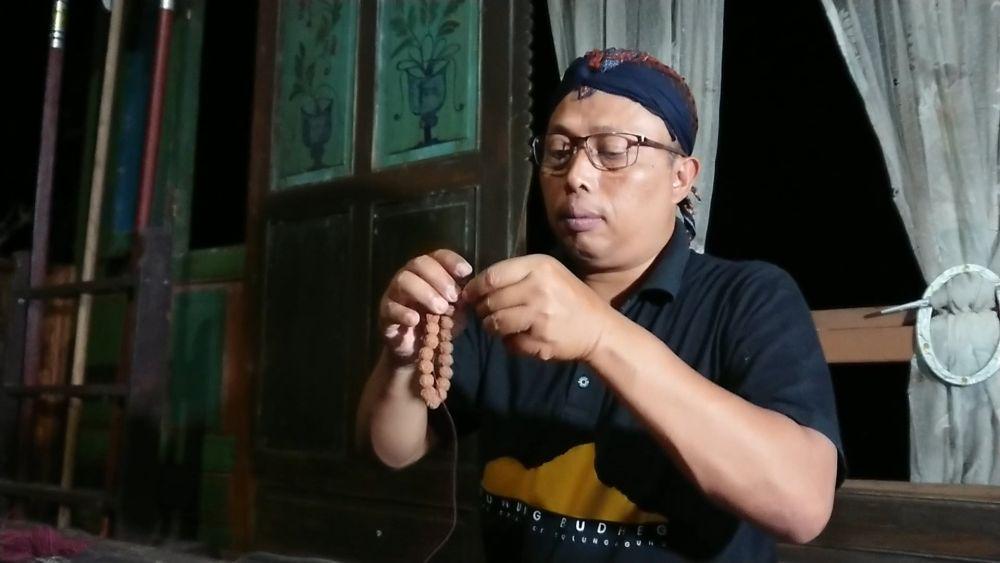 Tasbih Biji Buah Genitri Banyak Diminati, Kenali Khasiatnya