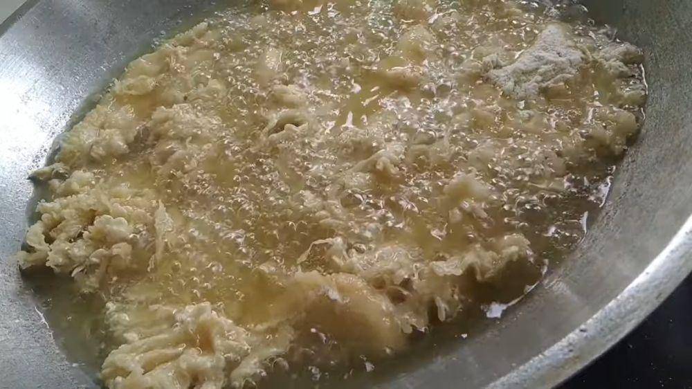 menggoreng jamur (youtube.com/Dapur Diah)