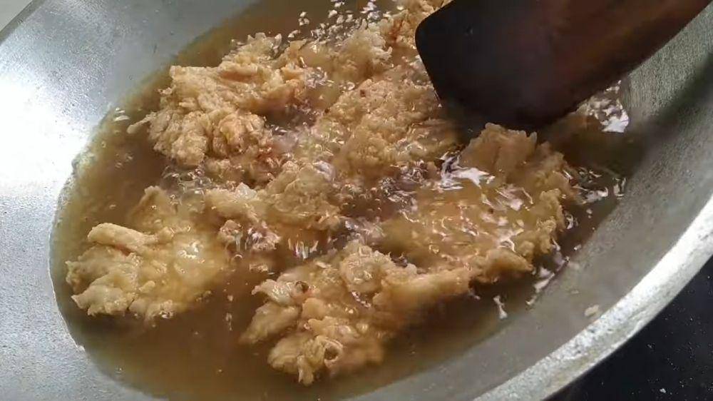 menggoreng jamur (youtube.com/Dapur Diah)