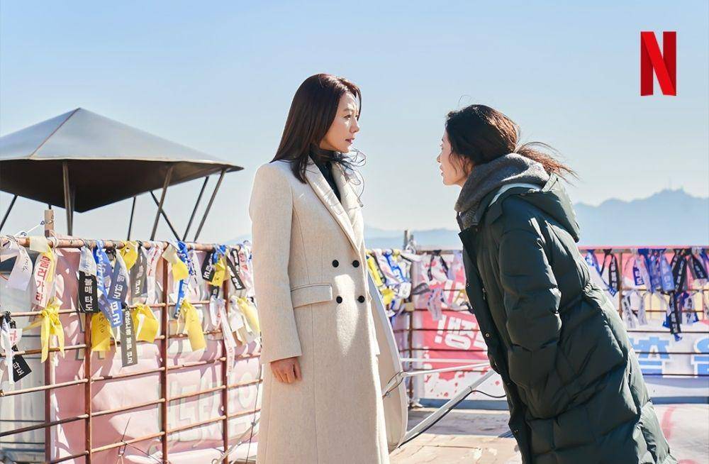 Kim Hee Ae dan Moon So Ri di drama Korea Queenmaker (instagram.com/netflixkr)