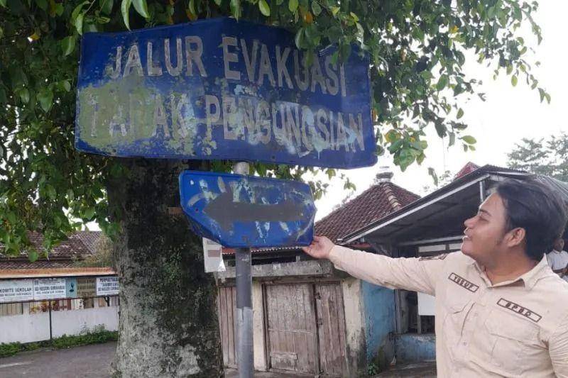 Salah satu petunjuk jalur evakuasi Merapi yang rusak dan tidak terbaca jelas.(Antara)