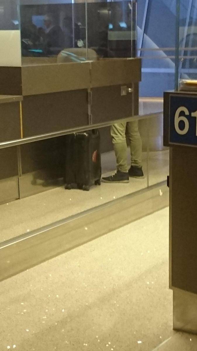 potret momen membingungkan di bandara (reddit.com/user/Saxon777)