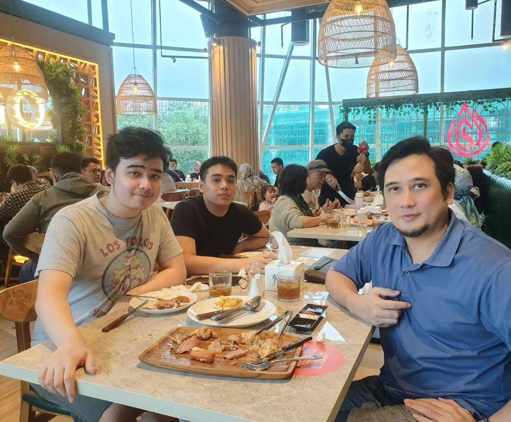 Potret Tengku Firmansyah dan kedua putra (instagram.com/tengku_firmansyah)