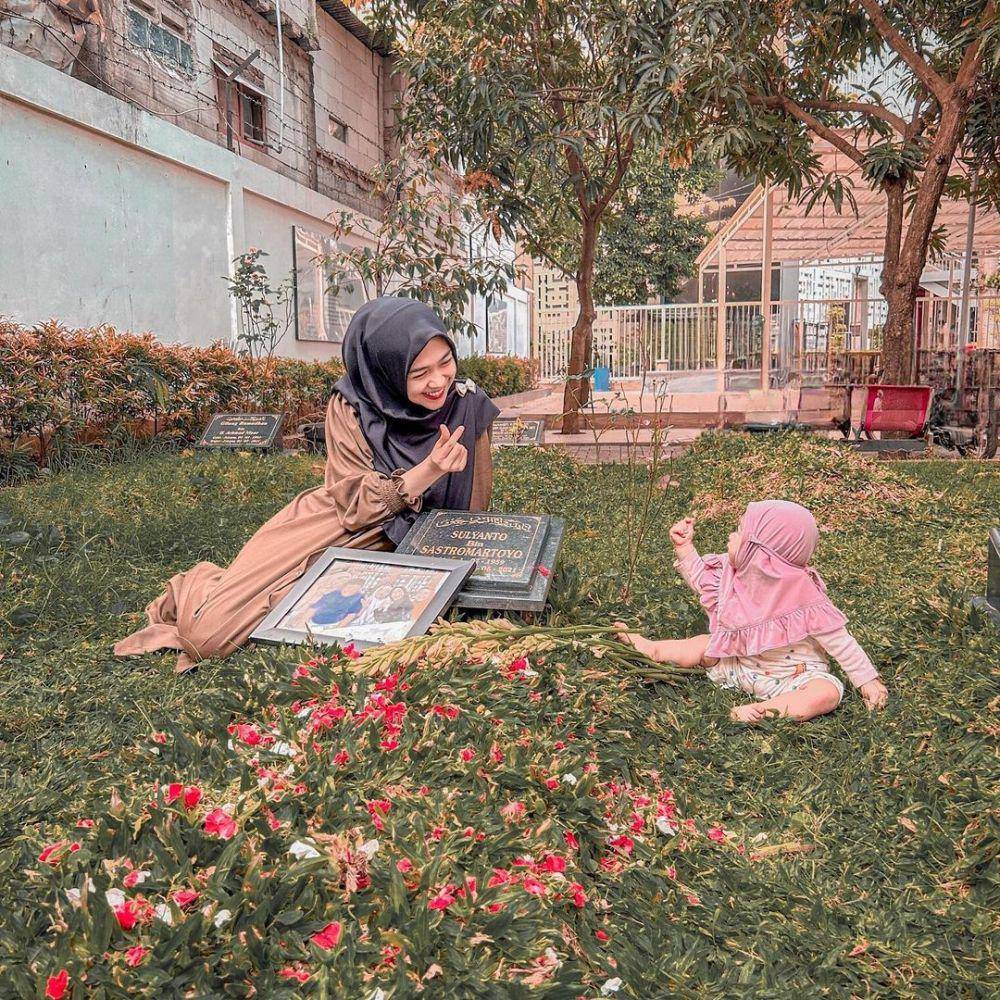 potret Ria Ricis ziarah ke makam ayahnya (instagram.com/riaricis1795)
