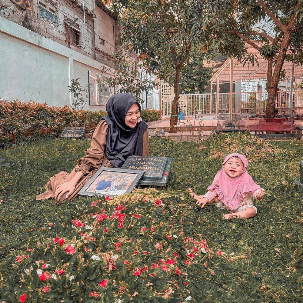 potret Ria Ricis ziarah ke makam ayahnya (instagram.com/riaricis1795)
