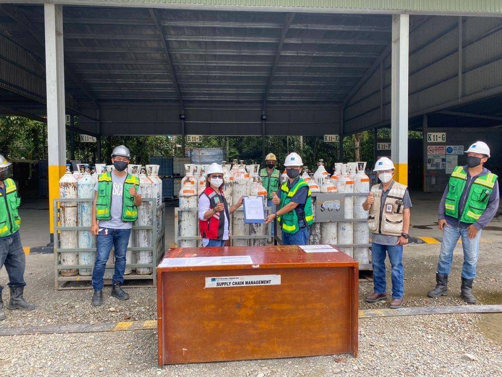 Serah terima 50 tabung oksigen hasil konversi oksigen industri menjadi oksigen medis, kepada pihak RSUD Timika pada masa pandemi, 31 Juli 2021 di 32BR Warehouse Kuala Kencana. (Dok. Freeport Indonesia)