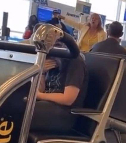 potret momen membingungkan di bandara (reddit.com/user/lilbitchwill)