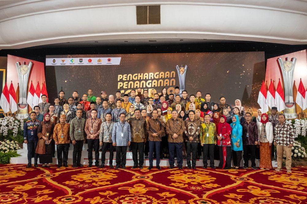 Presiden Joko Widodo bersama para penerima Penghargaan Penanganan COVID19 di Jakarta, Senin (20/3/2023).  Foto: Biro Komunikasi dan Pelayanan Publik Kementerian Kesehatan RI. (Dok. Freeport)