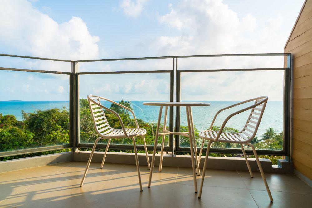 balkon dengan dua kursi (Freeppik.com/Lifeforstock)