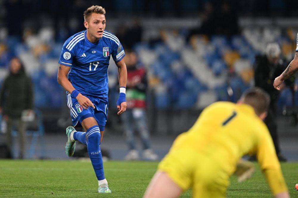 Mateo Retegui mencetak gol dalam debutnya bersama Italia saat menghadapi Inggris, Jumat (24/3/2023). (Twitter/@Azzurri).