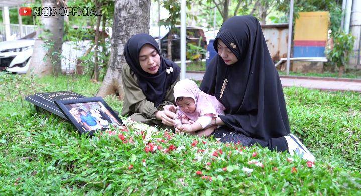potret Ria Ricis ziarah ke makam ayahnya (youtube.com/Ricis Official)