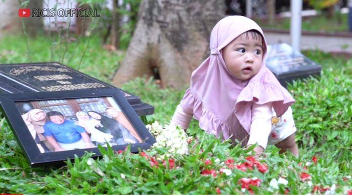 potret Ria Ricis ziarah ke makam ayahnya (youtube.com/Ricis Official)