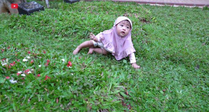 potret Ria Ricis ziarah ke makam ayahnya (youtube.com/Ricis Official)