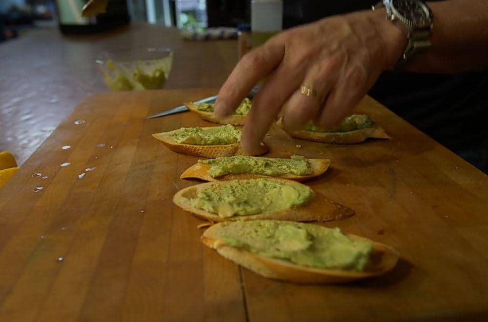 ilustrasi membuat crostini (youtube.com/SAM THE COOKING GUY)