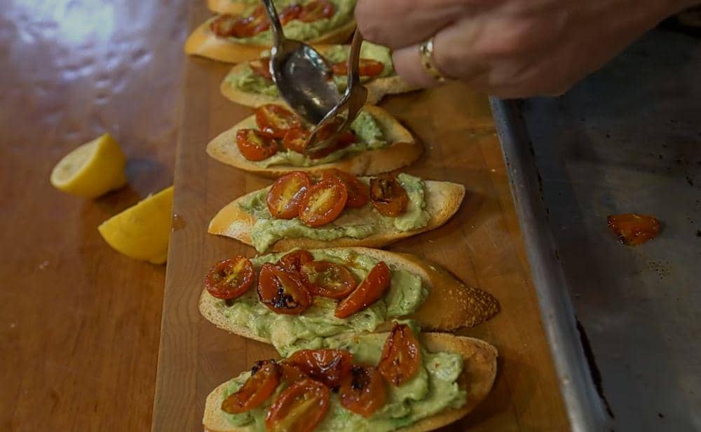 penyajian crostini (youtube.com/SAM THE COOKING GUY)