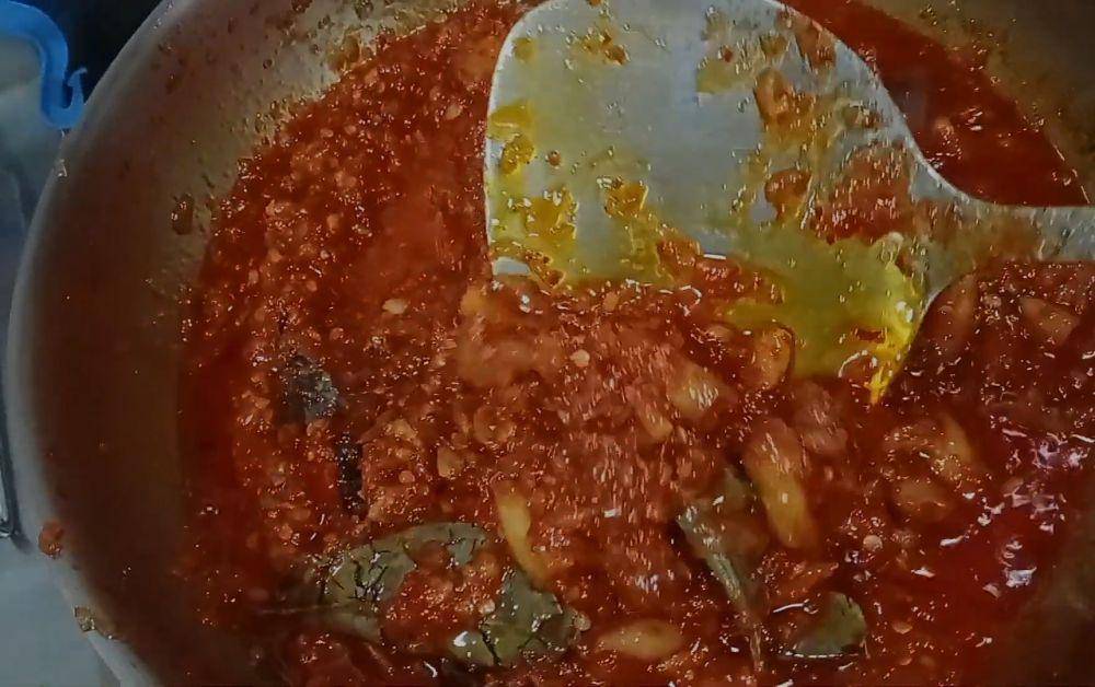 memasak sambal cumi teri (youtube.com/wie wie channel)