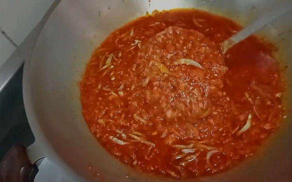 memasak sambal cumi teri (youtube.com/wie wie channel)