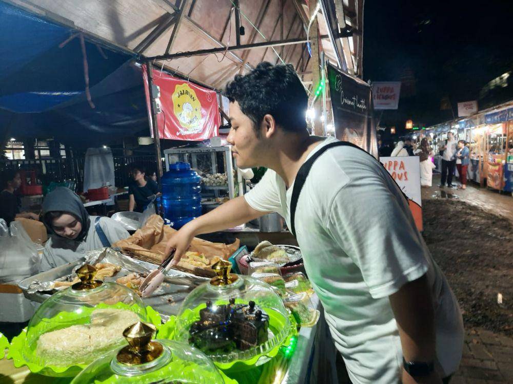 Pasar Wadai yang dibuka mulai pukul 15.00 Wita dan hanya melayani bungkus.