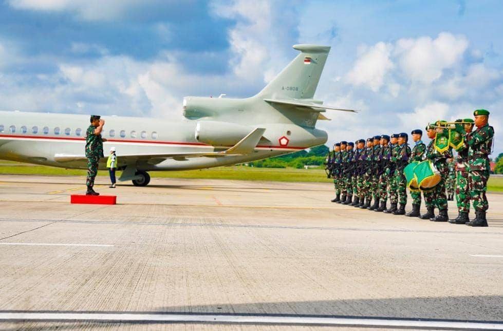 Panglima TNI Laksamana TNI Yudho Margono lepas prajurit TNI AD ke Papua (Dok: istimewa)