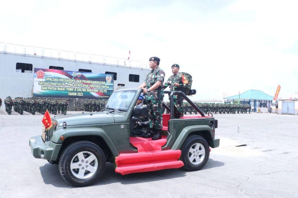 Panglima TNI Laksamana TNI Yudho Margono lepas prajurit TNI AD ke Papua (Dok: istimewa)