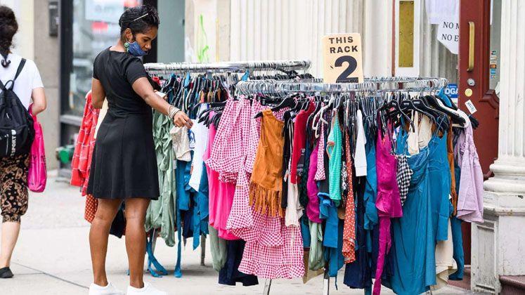 Lapak penjual pakaian bekas di India. (dok. Business Insider India)