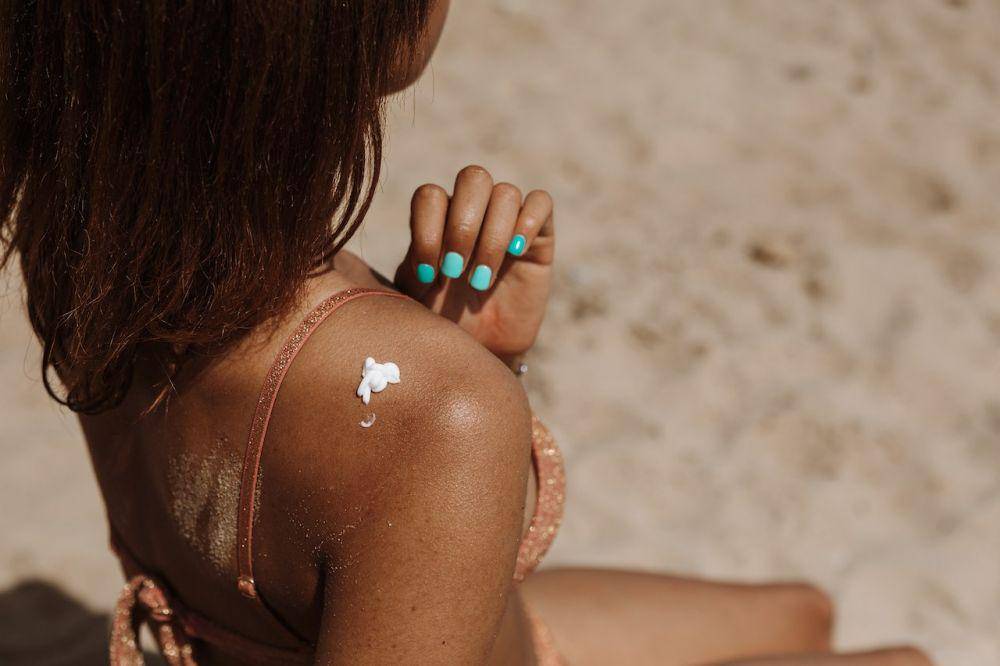 ilustrasi menggunakan sunblock (pexels.com/Karolina Grabowska)