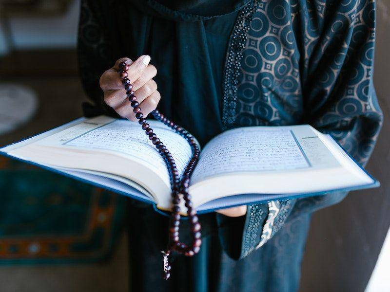 ilustrasi orang membaca Al-quran (pexels.com/RODNAE Productions)