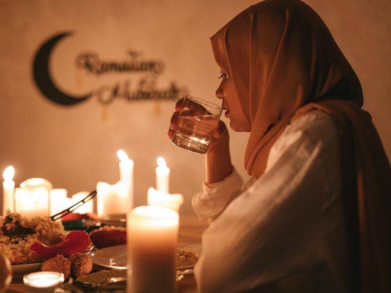 ilustrasi wanita berhijab buka puasa (pexels.com/Thirdman)