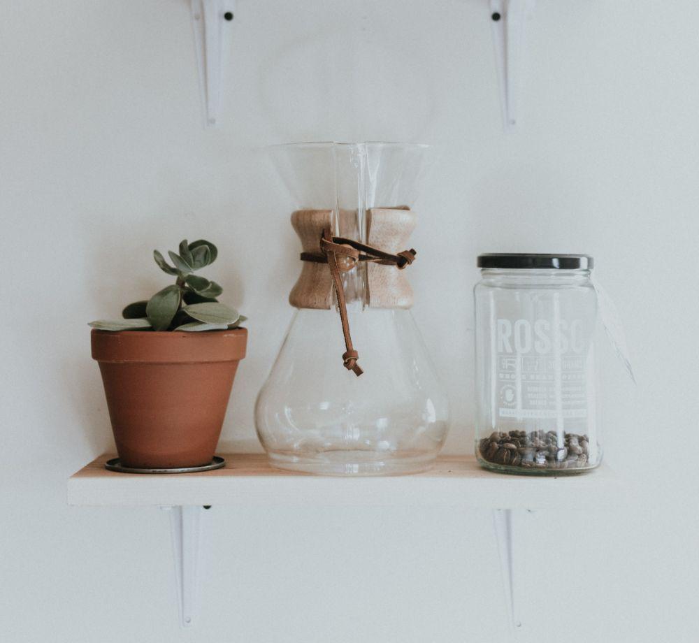 ilustrasi guci rumah (unsplash.com/@priscilladupreez)