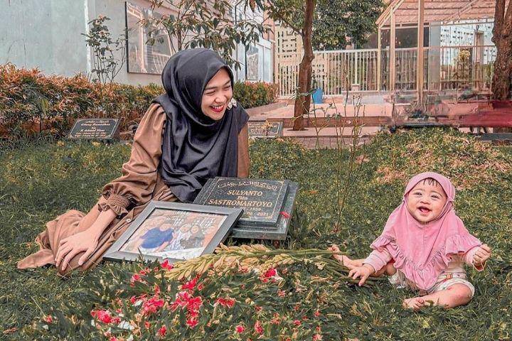 potret Ria Ricis ziarah ke makam ayahnya (instagram.com/riaricis1795)