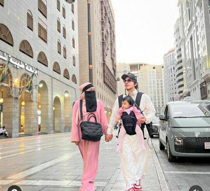 Potret Aurel Hermansyah dan keluarga di Madinah (instagram.com/aurelie.hermansyah)