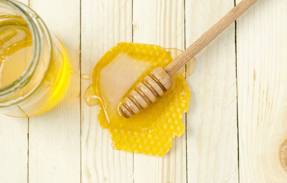 alfalfa honey (unsplash.com/Alexander Mils)