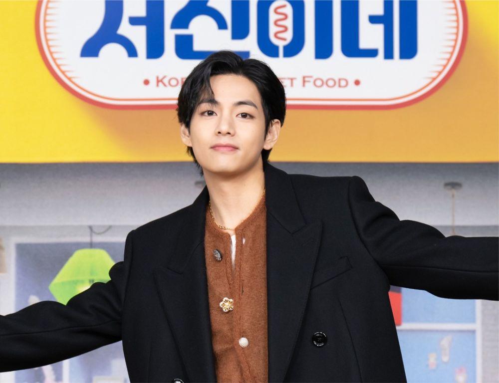 9 Harga Fashion V BTS di Jinny's Kitchen, Ada di Bawah 1 Juta!