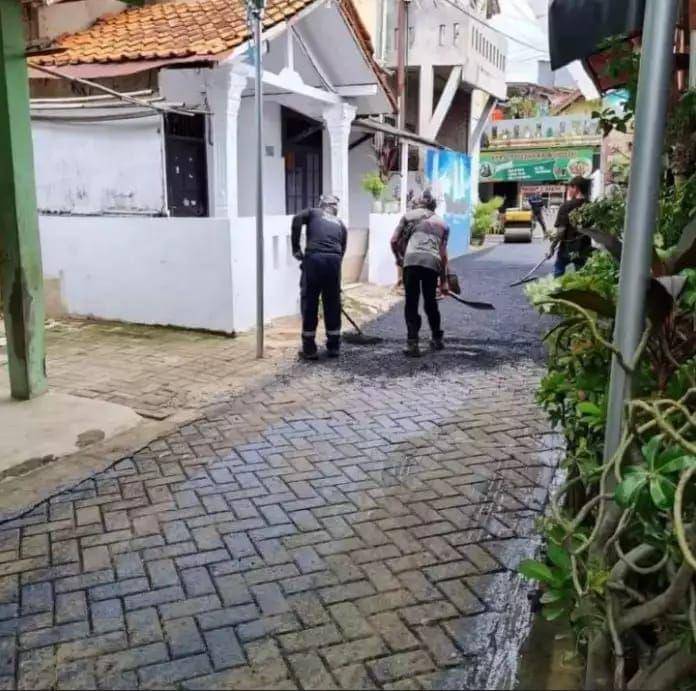 cara nyeleneh perbaiki jalan yang rusak (twitter.com/fbreceh)