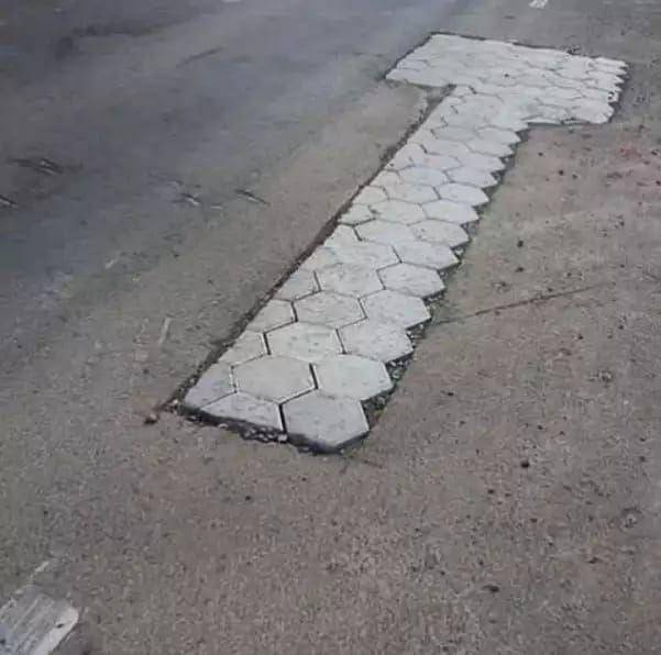 cara nyeleneh perbaiki jalan yang rusak (instagram.com/infotekniksipil)