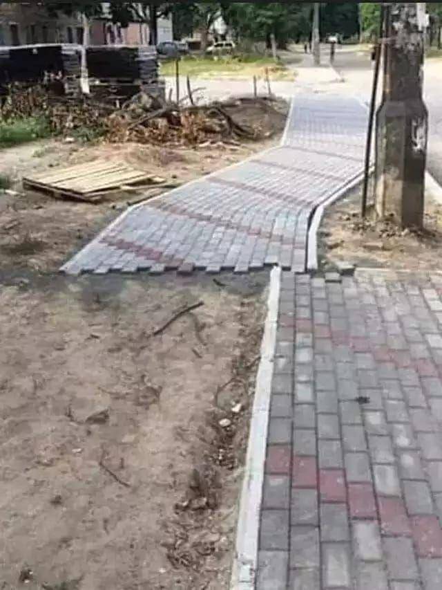 cara nyeleneh perbaiki jalan yang rusak (twitter.com/donttalkimangry)